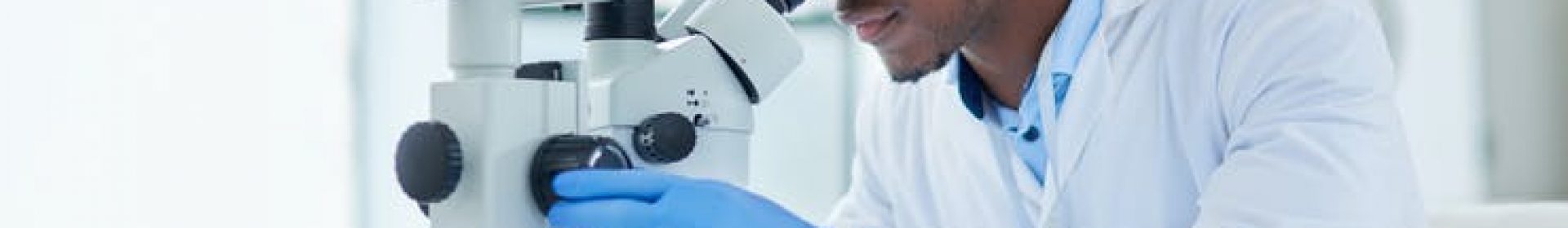 eb2fe8c1-b659-4771-ab7e-73d4a6f8e872_medico-no-laboratorio-analisando+amostras